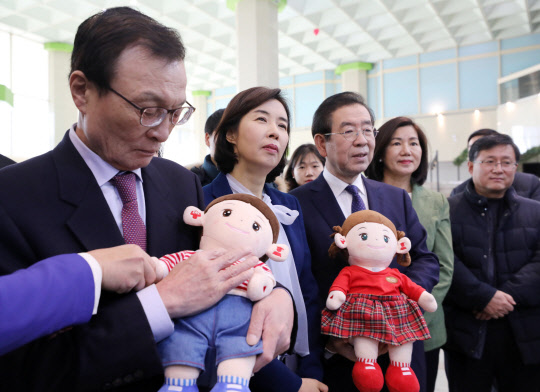 이해찬 민주당 대표와 박원순 서울시장이 12일 서울 서초구 AI 양재허브에서 열린 '창업 활성화를 위한 청년과 대화' 간담회에서 AI 기반 감성형 돌봄 토이를 만져보고 있다. 연합뉴스